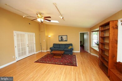 13126 Melville Ln, Fairfax, VA 22033 - photo 3