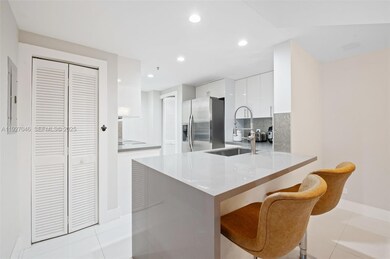 Courvoisier Courts unit 1605, Miami, FL 33131 - photo 6