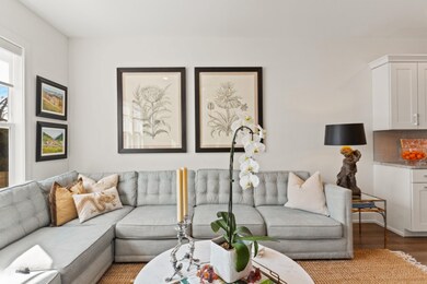05_120NBartonUnitD_10001_LivingRoom_HiRe