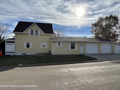 302 4th Ave SW, Bowman, ND 58623 - photo 2