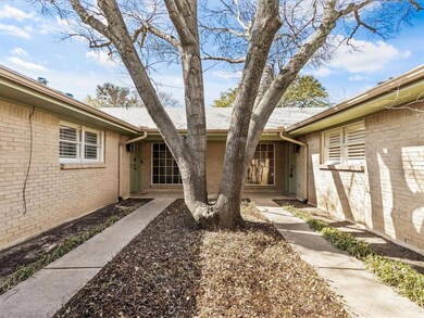 4705 & 4707 courtyard entrance