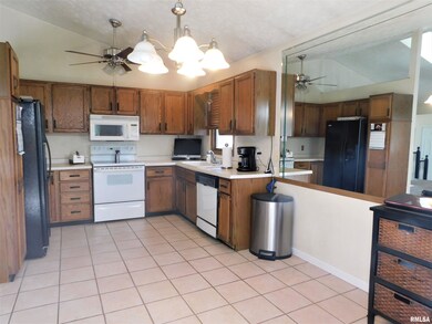 2741 W 37th St, Davenport, IA 52806 - photo 5