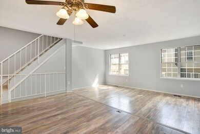 2351 Hunters Square Ct, Reston, VA 20191 - photo 4