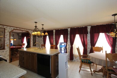 Kitchen & Breakfast Area