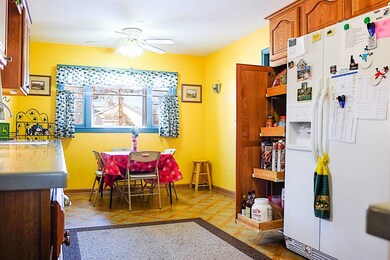 Pantry with pull-outs AND large eating space in ki