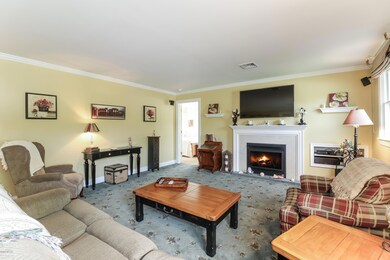 25 South End Court - Living Room