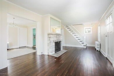 005-Living_Room-2618887-medium