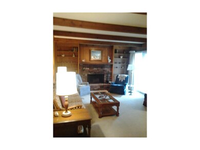 This is a really nice size great room, the bright 