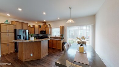 Kitchen & Dining Area