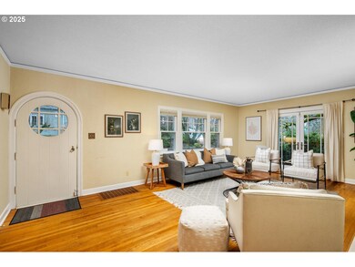 Living Room/Entrance