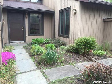 Garden. Front courtyard with a gate for privacy le