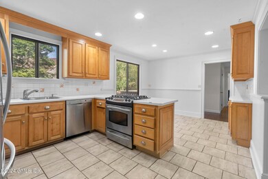 627 W Lyon Farm Dr, Greenwich, CT 06831 - photo 5