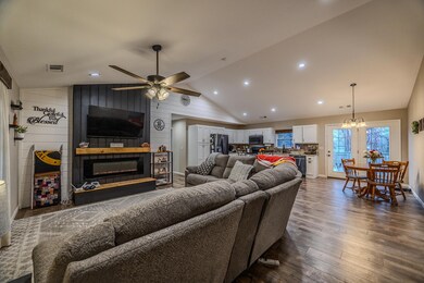 Phil Reed _ 204 Juniper Ave-28