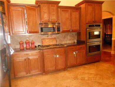 Beautiful granite & tile, gas cooking, double oven