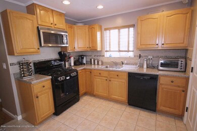 15 Simmons Ln, Staten Island, NY 10314 - photo 5