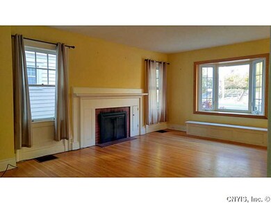 Living Room Here you see a window seat with gorgeo