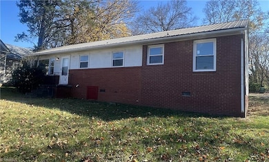 323 Coltrane Ave, High Point, NC 27260 - photo 2