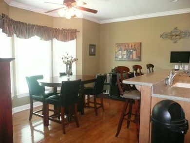 BREAKFAST ROOM WITH BAY WINDOW