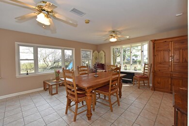 004_Family RoomDining