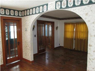 Archway between dining room and living room