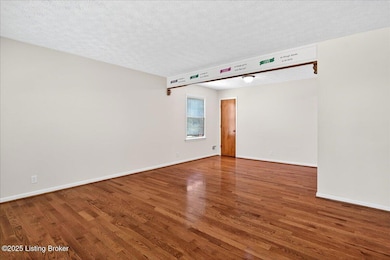 887 Stringer Ln, Mount Washington, KY 40047 - photo 4