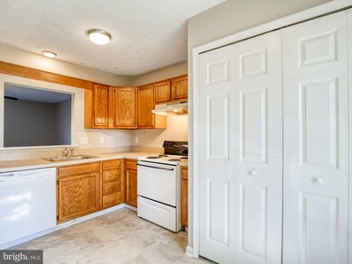 121 Georgetowne Ct, Stephens City, VA 22655 - photo 4