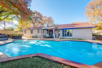 916 Brestol Ct E, Bedford, TX 76021 - photo 4