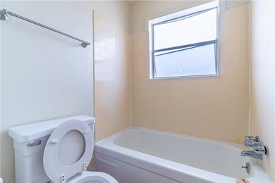 Full bathroom with toilet and washtub / shower com