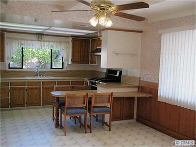 Kitchen and breakfast area