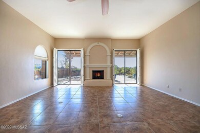 Great Room w/Fireplace & City Views