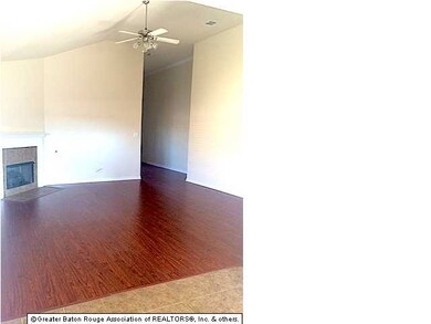 Beautiful low maintenance wood laminate floors wit