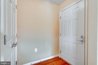 4127 S Four Mile Run Dr unit 303, Arlington, VA 22204 - photo 2