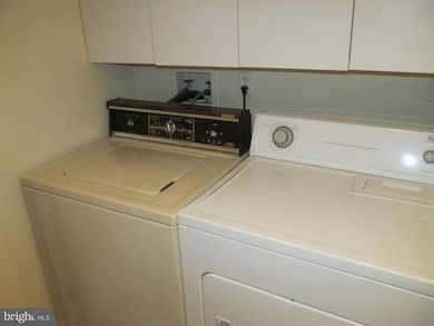 9800 Kingsbridge Dr unit 202, Fairfax, VA 22031 - photo 3