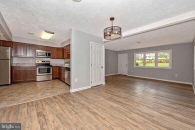 4301 Calvert Cir, Frederick, MD 21703 - photo 6