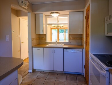 904 Windsor Dr, Framingham, MA 01701 - photo 6