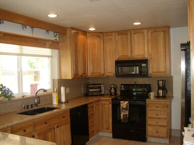 GRANITE CHEF'S KITCHEN ELEVATED CNTRS