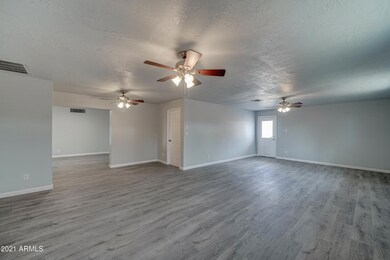 1114 E Bluebell Ln-6