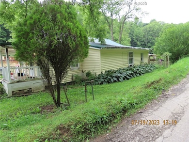 13 Beechie Fork Rd, Alum Creek, WV 25003 - photo 3