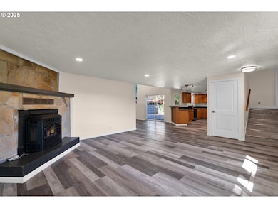 947 S R St, Cottage Grove, OR 97424 - photo 5