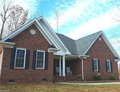 997 E Chamberlin Dr, Asheboro, NC 27205 - photo 2