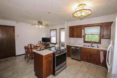 7021 SW Queens Ct, Topeka, KS 66614 - photo 7