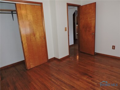 2 Bedrooms with original oak hardwood floors & cei