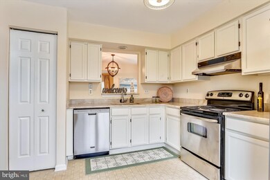 14342 Beaker Ct, Burtonsville, MD 20866 - photo 4