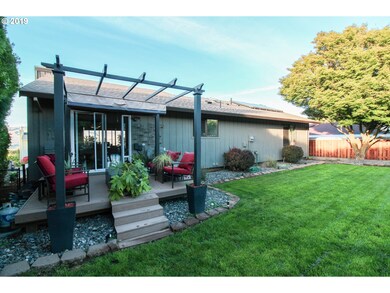 1422 E 21st St, the Dalles, OR 97058 - photo 2