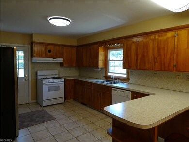 Large Country kitchen. All appliances stay.