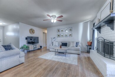 13702 S Hickory Pl - Living Room