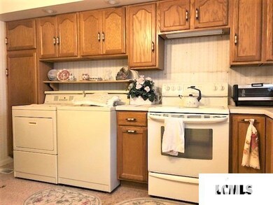 624 Decatur St, Lincoln, IL 62656 - photo 3