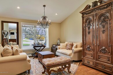 70 Riverside Ln Riverside CT-large-008-1