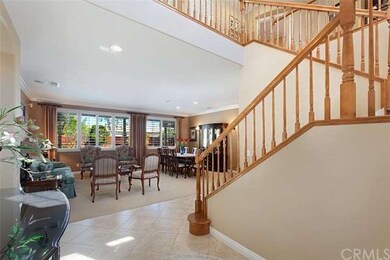 Double entryway with high ceilings opening, chande