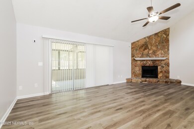 004-photo-living-room-9752611